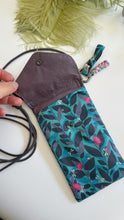 Carica l'immagine nel visualizzatore di Gallery, Astuccio porta cellulare - Libellule e Magnolie