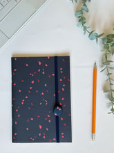 Carica l'immagine nel visualizzatore di Gallery, Quaderno A5 + Segnalibro (Chicchi)
