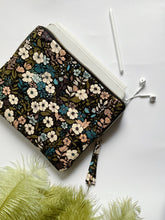 Load image into Gallery viewer, Custodia per Tablet/iPad (senza tasche) - Flower Harwest