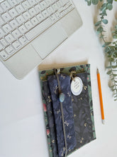 Carica l'immagine nel visualizzatore di Gallery, Quaderno A5 + Quaderno Maxi + Segnalibro + Astuccio mini (Magnolie e Libellule)