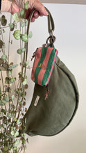 Carica l'immagine nel visualizzatore di Gallery, Moon Bag - verde militare/righe rosa e verdi (Stripes)