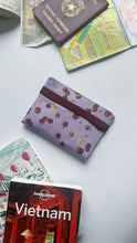 Carica l'immagine nel visualizzatore di Gallery, Porta Passaporto + Travel Journal - Ciliegie Lilla