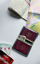 Carica l'immagine nel visualizzatore di Gallery, Porta Passaporto - Garden Flowers