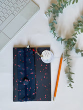 Load image into Gallery viewer, Quaderno A5 + Segnalibro + Astuccio Mini (Chicchi)