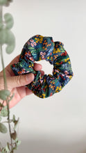 Carica l'immagine nel visualizzatore di Gallery, Scrunchie - Garden Flowers Blue