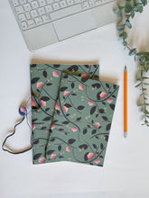 Carica l'immagine nel visualizzatore di Gallery, Quaderno A5 + Quaderno Maxi + Segnalibro (Magnolie e Libellule)