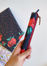 Carica l'immagine nel visualizzatore di Gallery, Astuccio Birillo + Quaderno - Melograno