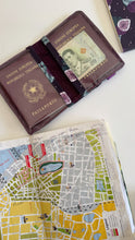 Carica l'immagine nel visualizzatore di Gallery, Porta Passaporto - Fichi