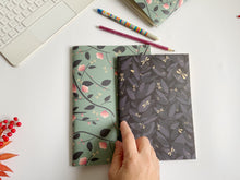 Carica l'immagine nel visualizzatore di Gallery, Quaderno Maxi - Magnolie e Libellule