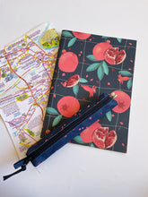 Carica l'immagine nel visualizzatore di Gallery, Quaderno A5 + Quaderno Maxi + Birillo (Chicchi di Melograno)