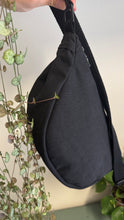 Carica l'immagine nel visualizzatore di Gallery, Piccolo difetto Moon Bag - Nera /Gingko (Nippori)