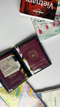Carica l'immagine nel visualizzatore di Gallery, Porta Passaporto - Margherite Grandi