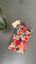 Carica l'immagine nel visualizzatore di Gallery, Astuccio porta cellulare - Garden Flowers