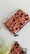 Carica l'immagine nel visualizzatore di Gallery, Pocket Pochette con tasca (Mini) - Ciliegie Salmone
