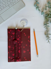 Load image into Gallery viewer, Quaderno A5 + Segnalibro + Astuccio Mini (Lamponi)