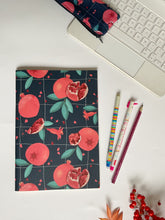 Carica l'immagine nel visualizzatore di Gallery, Astuccio Birillo + Quaderno - Melograno