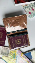 Carica l'immagine nel visualizzatore di Gallery, Porta Passaporto - Mattonelle verdi