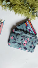 Carica l'immagine nel visualizzatore di Gallery, Pocket Pochette con tasca (Mini) - Magnolie e Libellule