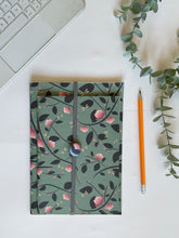 Carica l'immagine nel visualizzatore di Gallery, Quaderno A5 + Quaderno Maxi + Segnalibro (Magnolie e Libellule)