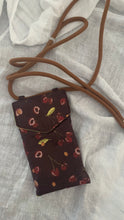 Carica l'immagine nel visualizzatore di Gallery, Astuccio porta cellulare (Cordino) - Ciliegie