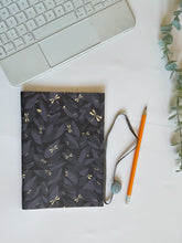 Load image into Gallery viewer, Quaderno A5 + Segnalibro (Libellule)
