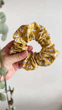 Carica l'immagine nel visualizzatore di Gallery, Scrunchie - fiori Senape