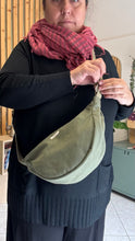 Carica l'immagine nel visualizzatore di Gallery, Moon Bag - verde militare/righe rosa e verdi (Stripes)