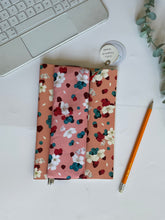 Carica l'immagine nel visualizzatore di Gallery, Quaderno A5 + Astuccio Mini con elastico (Lamponi e Mirtilli)