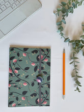 Carica l'immagine nel visualizzatore di Gallery, Quaderno A5 + Segnalibro (Magnolie e Libellule)
