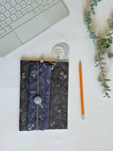 Carica l'immagine nel visualizzatore di Gallery, Quaderno A5 + Segnalibro + Astuccio Mini (Libellule)