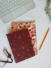 Load image into Gallery viewer, Quaderno A5 + Quaderno Maxi + Segnalibro (Lamponi e Mirtilli)