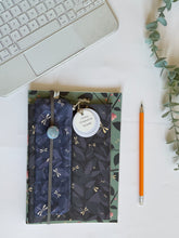 Carica l'immagine nel visualizzatore di Gallery, Quaderno A5 + Quaderno Maxi + Segnalibro + Astuccio mini (Magnolie e Libellule)