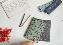 Carica l'immagine nel visualizzatore di Gallery, Quaderno Maxi - Magnolie e Libellule