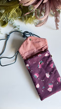 Carica l'immagine nel visualizzatore di Gallery, Astuccio porta cellulare - Fragole