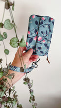 Carica l'immagine nel visualizzatore di Gallery, Pocket Pochette con tasca (Mini) - Magnolie e Libellule
