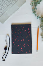 Carica l'immagine nel visualizzatore di Gallery, Quaderno A5 + Segnalibro (Chicchi)