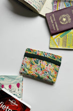 Carica l'immagine nel visualizzatore di Gallery, Porta Passaporto - Garden Flowers
