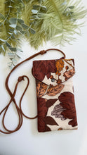 Carica l'immagine nel visualizzatore di Gallery, Astuccio porta cellulare - Magnolie Brown