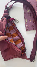 Carica l'immagine nel visualizzatore di Gallery, Marsupio Tamalito (taglia S/M) - Rosa scuro/righe Cammello e glicine (Stripes)