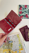 Carica l'immagine nel visualizzatore di Gallery, Porta Passaporto - Papaveri e Soffioni (interno rosso)