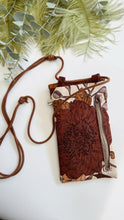 Carica l'immagine nel visualizzatore di Gallery, Astuccio porta cellulare - Magnolie Brown