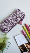 Carica l'immagine nel visualizzatore di Gallery, Astuccio - Geometrica viola double face