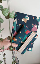 Carica l'immagine nel visualizzatore di Gallery, Porta Passaporto + Travel Journal - 80’s