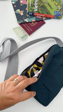 Carica l'immagine nel visualizzatore di Gallery, Marsupio Tamalito (taglia M/L) - blue/Fiori senape