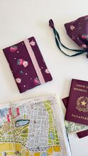 Carica l'immagine nel visualizzatore di Gallery, Porta Passaporto - Fragole