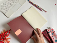 Carica l'immagine nel visualizzatore di Gallery, Porta Passaporto + Travel Journal - Lamponi e Mirtilli