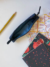 Carica l'immagine nel visualizzatore di Gallery, Astuccio Birillo + Quaderno - Chicchi di Melograno