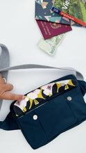 Carica l'immagine nel visualizzatore di Gallery, Marsupio Tamalito (taglia M/L) - blue/Fiori senape