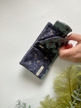 Carica l'immagine nel visualizzatore di Gallery, Le Petit - Magnolie e libellule