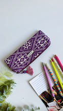 Carica l'immagine nel visualizzatore di Gallery, Astuccio - Geometrica viola